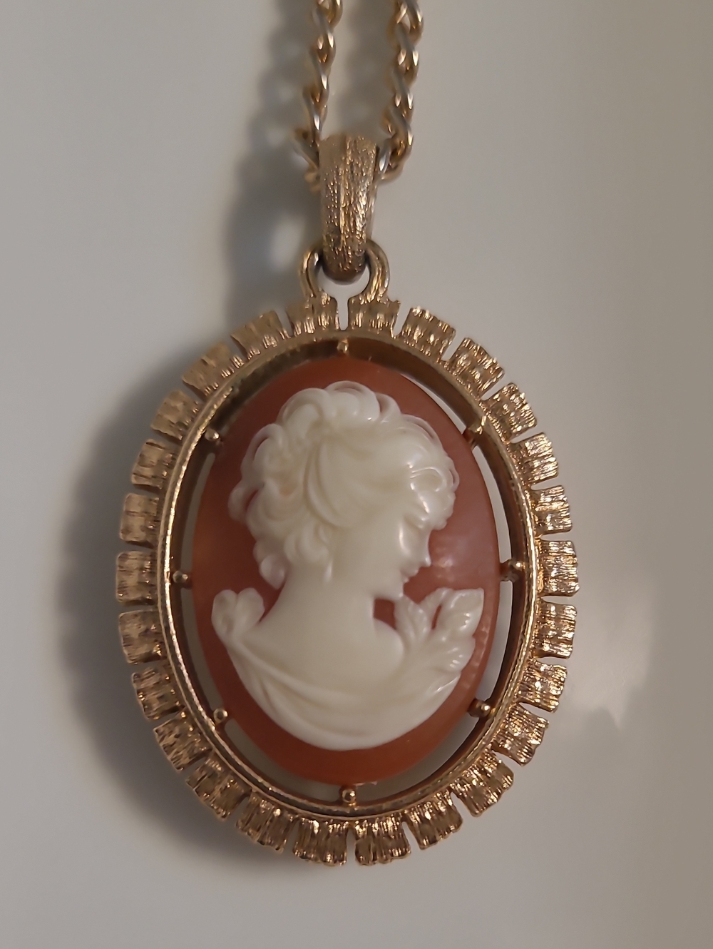 Vintage 1970s Avon Gold-Tone Reversible Cameo Pendant Necklace